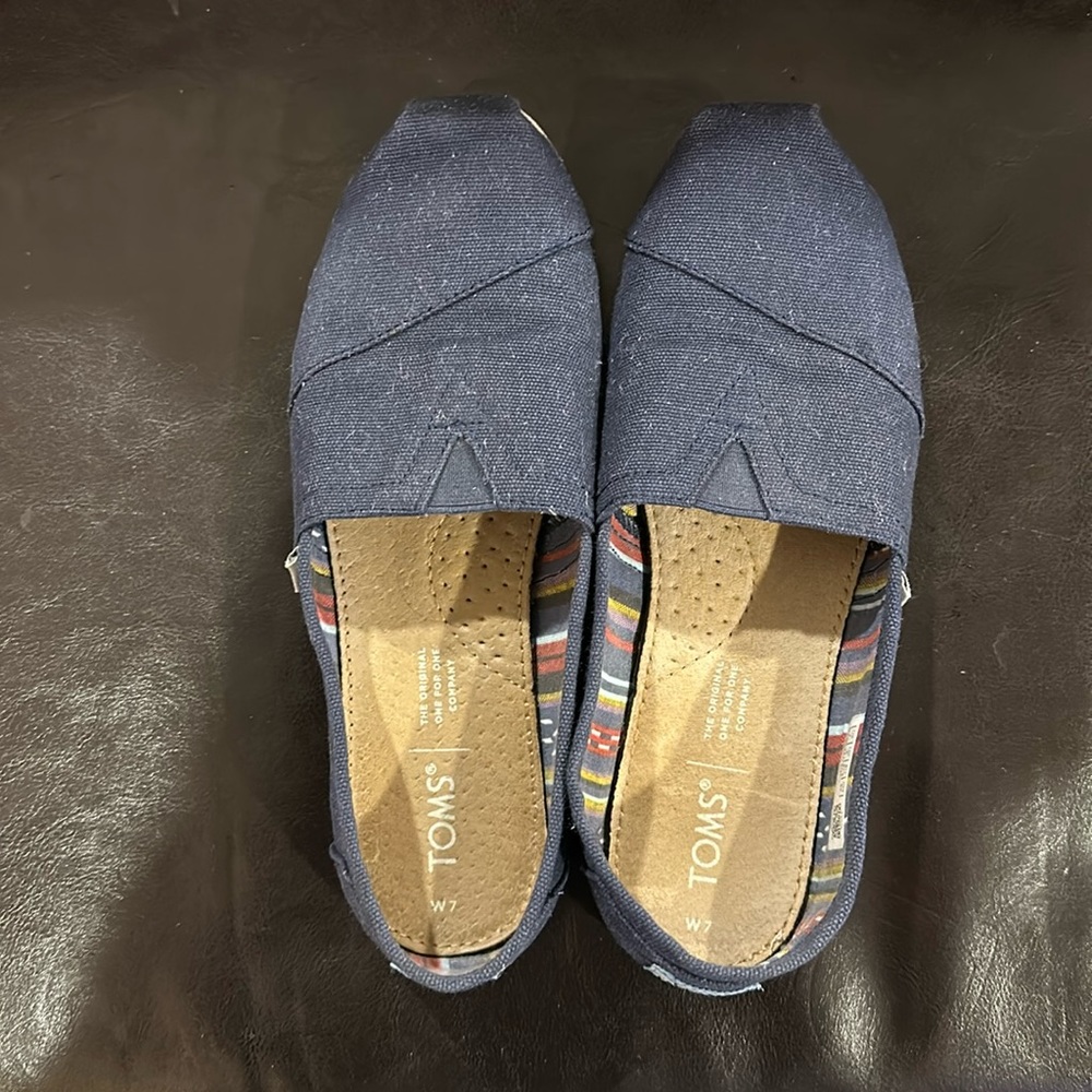 Navy Blue women’s Tom’s size 7